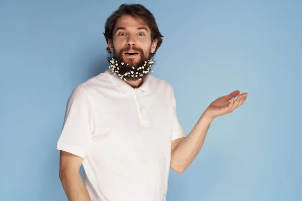 Homem Barbudo Alegre Com Flores Barba Mostrando Palma Fundo Azul — Fotografia de Stock