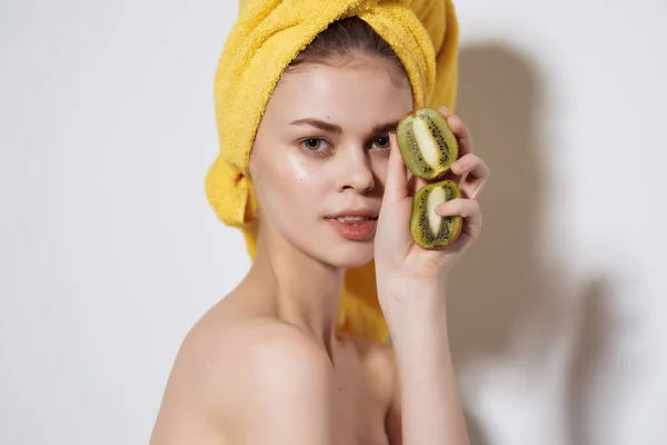Mulher Com Ombros Nus Com Uma Toalha Amarela Cabeça Segurando — Fotografia de Stock