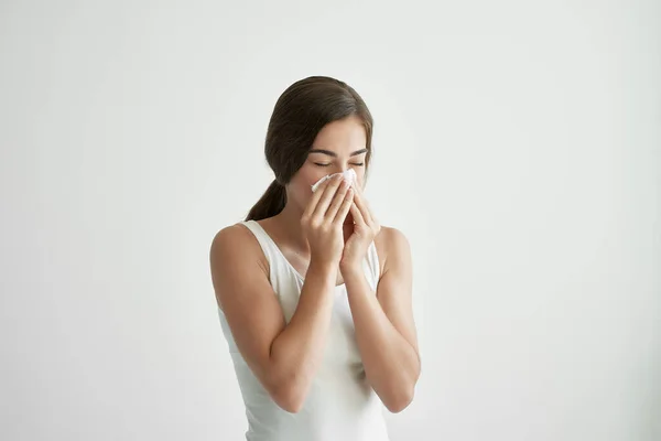 Vrouw in wit t-shirt blaast haar neus in een zakdoek depressie infectie — Stockfoto