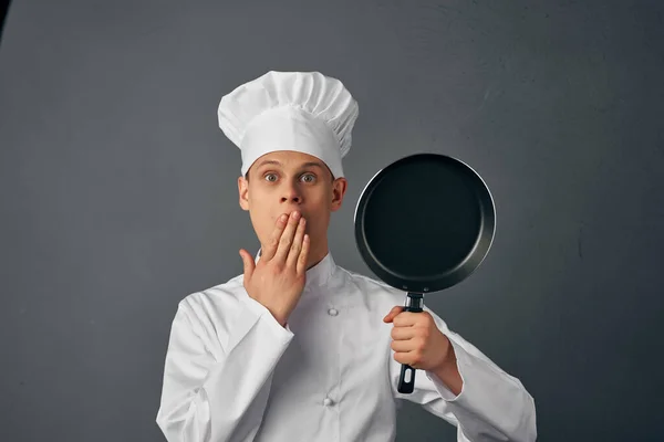 Chef con una padella tra le mani emozioni cucina ristorante — Foto Stock