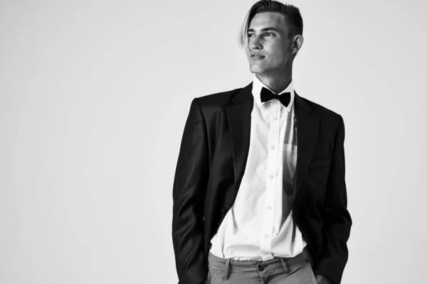 Hombre de traje auto-confianza estudio primer plano modelo —  Fotos de Stock