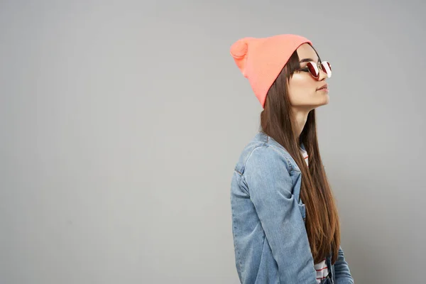 Frau im Jeanshemd Sonnenbrille Mode im modernen Stil Trend — Stockfoto