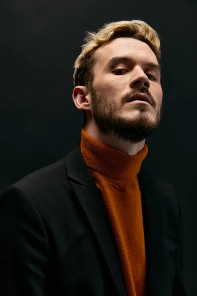 Hombre con barba y peinado chaqueta suéter naranja modelo fondo negro —  Fotos de Stock