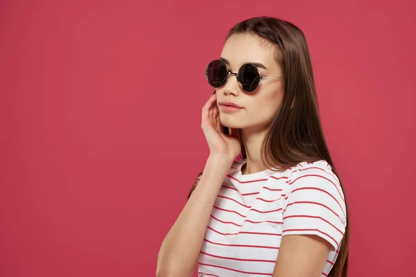 Vacker brunett mode frisyr solglasögon modern stil — Stockfoto