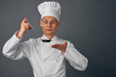 Bulaşıkları kepçeyle yıkayan şef üniforması.