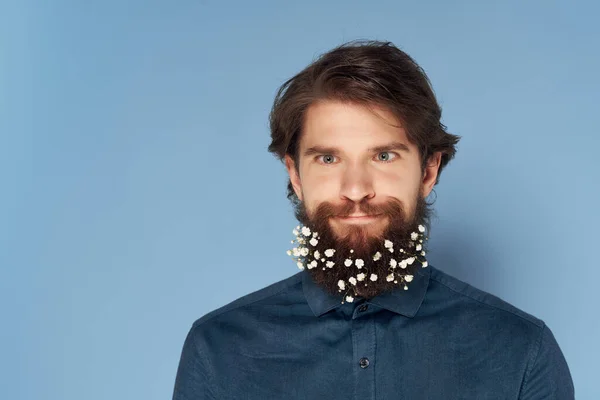 髪に花のついた髭を生やした感情的な男 — ストック写真