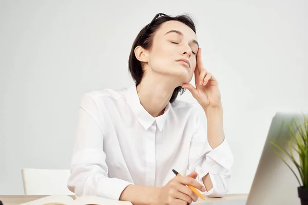 Geschäftsfrau weißes Hemd vor Laptop-Sekretärin bei der Arbeit — Stockfoto