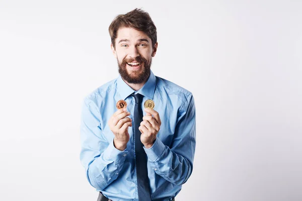 Hombre Una Camisa Con Una Corbata Bitcoin Criptomoneda —  Fotos de Stock