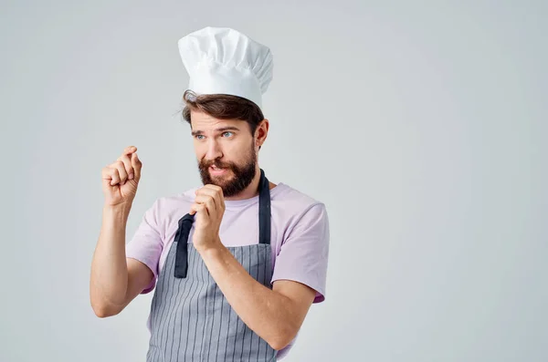 Muž Kuchařské Uniformě Vaří Jídlo Restauraci Kvalitní Fotografie — Stock fotografie