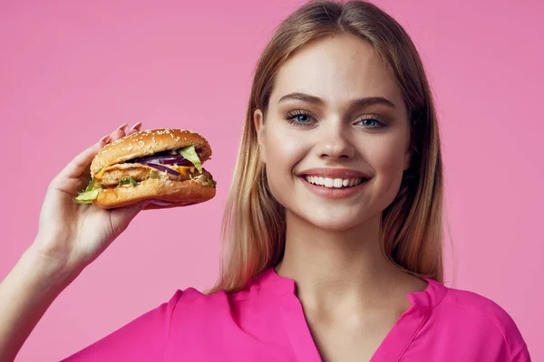 Schattig Vrolijk Vrouw Roze Shirt Met Hamburger — Stockfoto