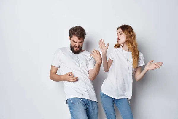 Junges Paar in weißen T-Shirts Spaß Unterhaltung Freundschaft positiv — Stockfoto