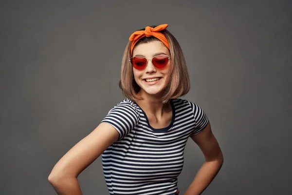 Mujer con diadema gafas de sol posando vista recortada de moda —  Fotos de Stock