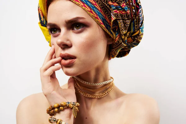 Kvinna i flerfärgad turban dekoration kosmetika makeup kul — Stockfoto