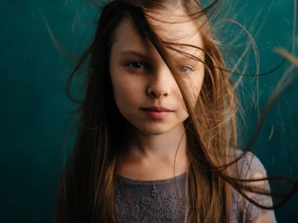 少女ルーズヘアクローズアップ緑の背景感情うつ病 — ストック写真