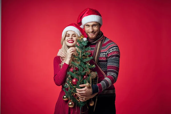 Mann und Frau in Neujahrskleidung lustige Christbaumdekoration Porträt — Stockfoto