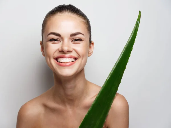 Happy woman with green aloe leaf on light background recortado vista Copiar espaço modelo — Fotografia de Stock