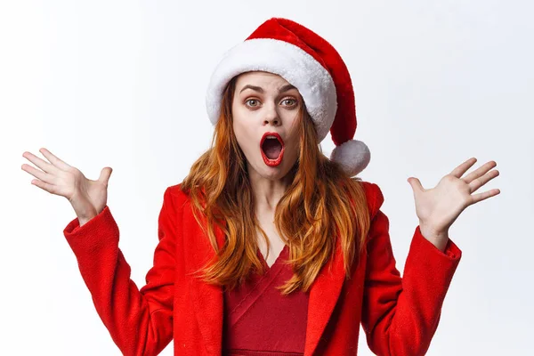 Noel Baba kostümü giymiş bir kadın moda tatili pozu veriyor. — Stok fotoğraf
