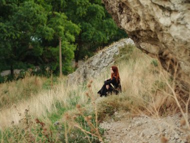 Kadın dışarıda özgürce eğleniyor.