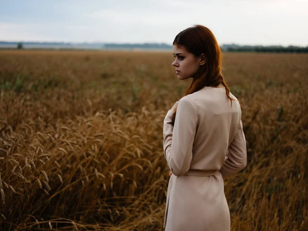 Frau im Feld zu Fuß Landschaft Landwirtschaft — Stockfoto