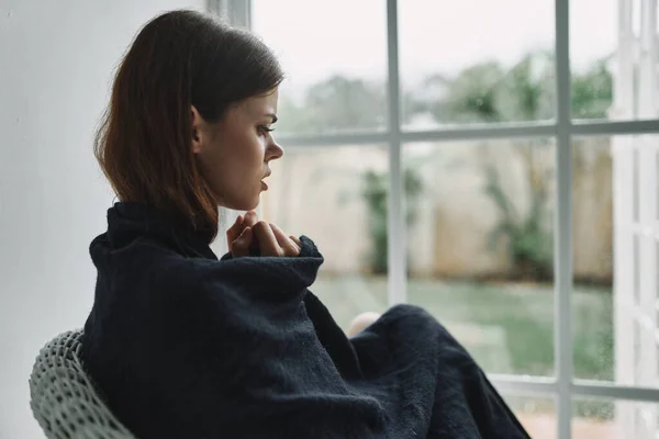 Wanita di rumah bersembunyi dengan selimut kesepian depresi — Stok Foto