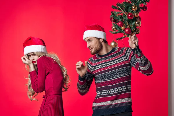 Чоловік і жінка з ялинками в руках іграшки прикраси різдвяні забави — стокове фото