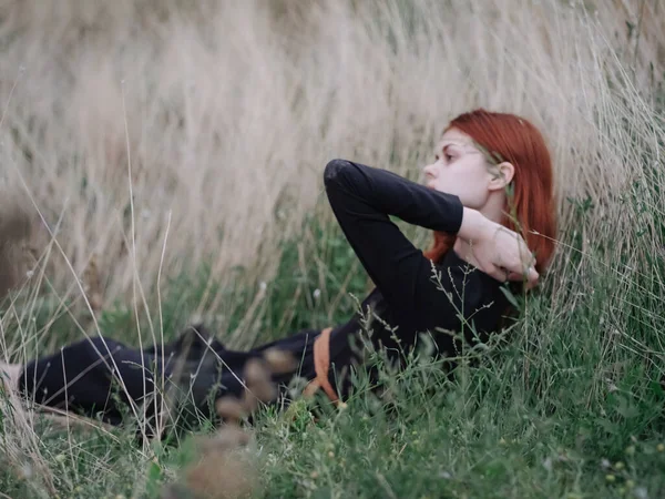 Žena leží na trávě v poli odpočinku svobody přírody — Stock fotografie