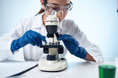 Kadın laboratuvar asistanı mikroskop araştırma bilimi