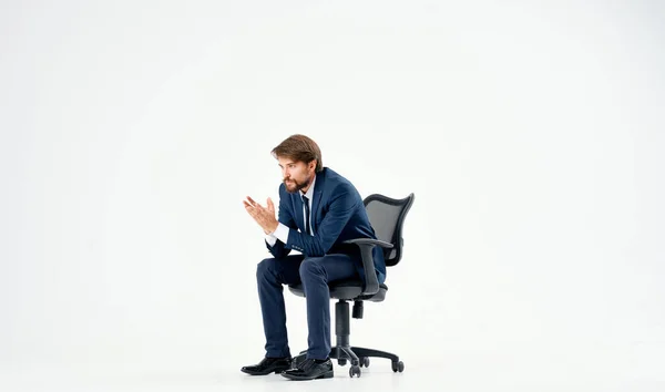Homme d'affaires assis dans une chaise bureau lumière arrière-plan de travail — Photo
