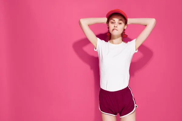 Fiatal nő divatos nyári ruhák pózol stúdió rózsaszín háttér — Stock Fotó