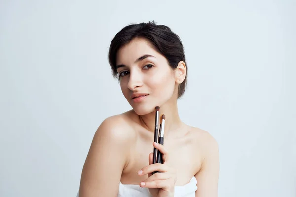 Frau mit nackten Schultern Make-up Pinsel Kosmetik Hautpflege Nahaufnahme — Stockfoto