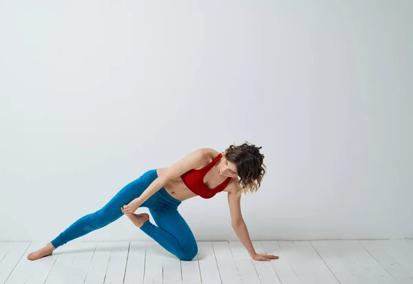 Atletisk kvinna yoga balans fitness smal figur — Stockfoto