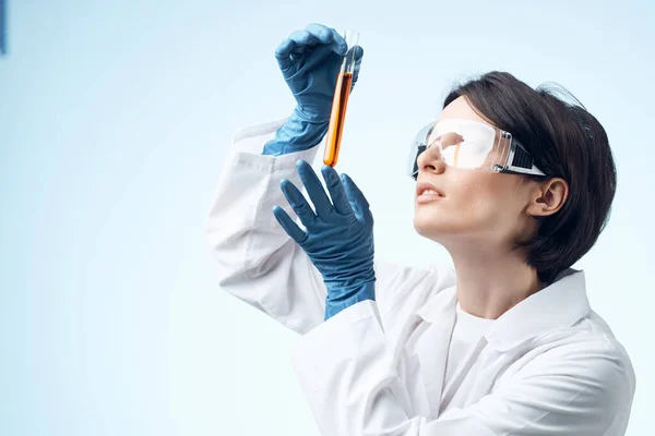Laboratorio di ricerca scientifica femminile Analisi scientifica e tecnologica — Foto Stock