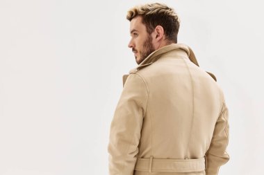 Palto giyen yakışıklı adam sonbahar tarzı moda arka plan aydınlatma arka plan