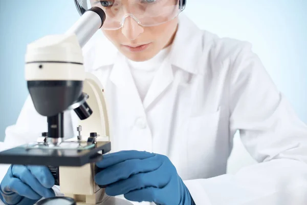 Laboratorio ricerca microscopio soluzione chimica scienza analizza — Foto Stock