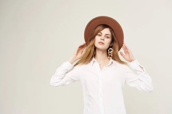 Vrouw in wit shirt dragen hoed moderne stijl poseren glamour geïsoleerde achtergrond — Stockfoto