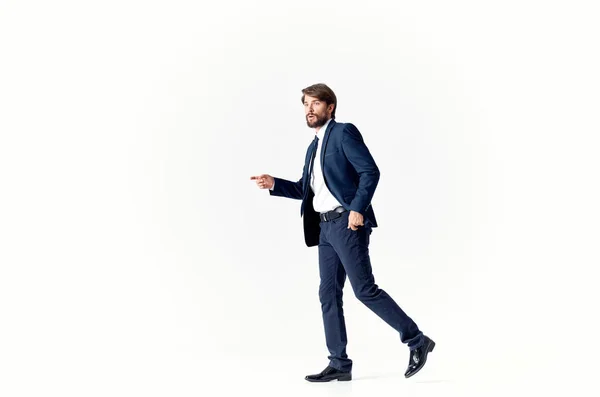 Человек в пиджаке и галстуке эмоции успешный свет фон — стоковое фото