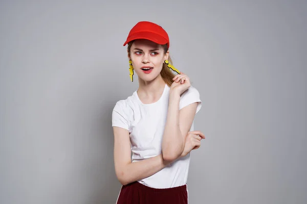 Linda chica divertida en gorra roja ropa de verano pendientes de moda joyería — Foto de Stock