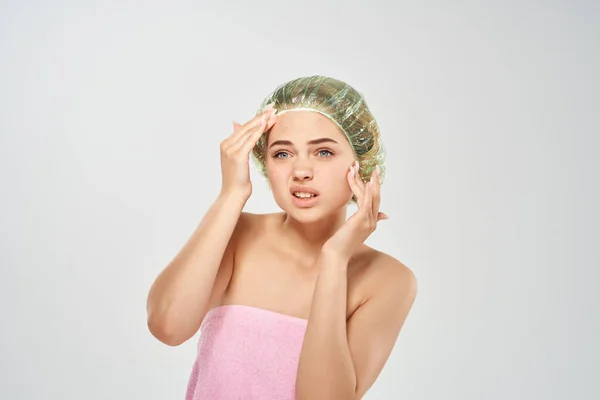 Kvinna i rosa handduk hudvård nakna axlar hygien — Stockfoto