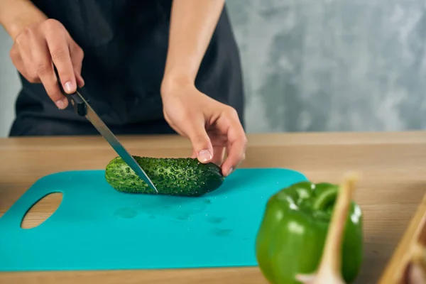 Hemmafru lunch hemma vegetarisk mat isolerad bakgrund — Stockfoto