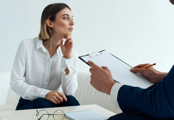 Mujer sentada en el sofá con un psicólogo visita ayuda de comunicación —  Fotos de Stock