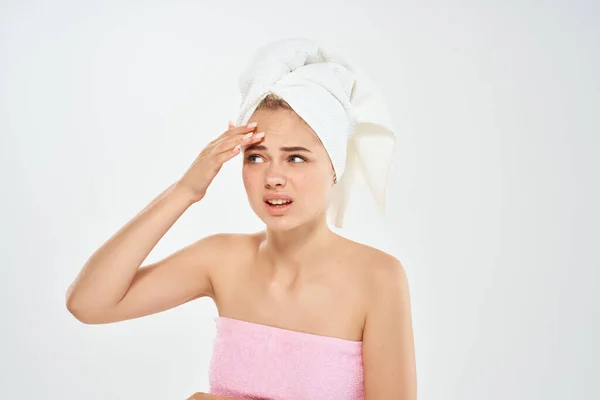 Kafasında havlu olan kadın cilt bakımı dermatolojisi sağlığını koruyor. — Stok fotoğraf