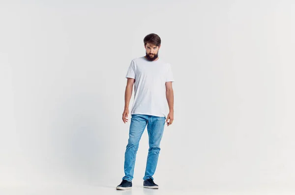 Uomo in bianco t-shirt emozioni posa full length — Foto Stock