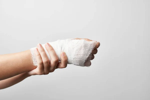 Trattamento del braccio ferito dolore benda da primo piano — Foto Stock