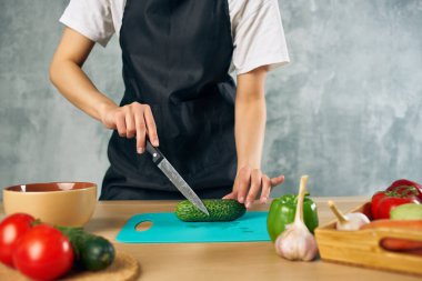 Evde kadın yemeği pişir vejetaryen salata diyeti