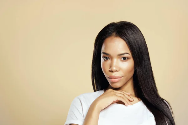 Pretty african woman fashion hairstyle white t-shirt cropped view — Stock Photo, Image