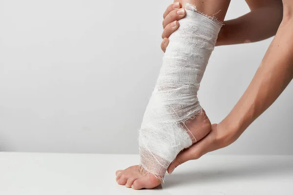 Injured leg bandaged with a bandage health problem close-up — Stock Photo, Image