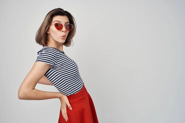 Mulher vestindo óculos de sol saia vermelha rua moda isolado fundo — Fotografia de Stock