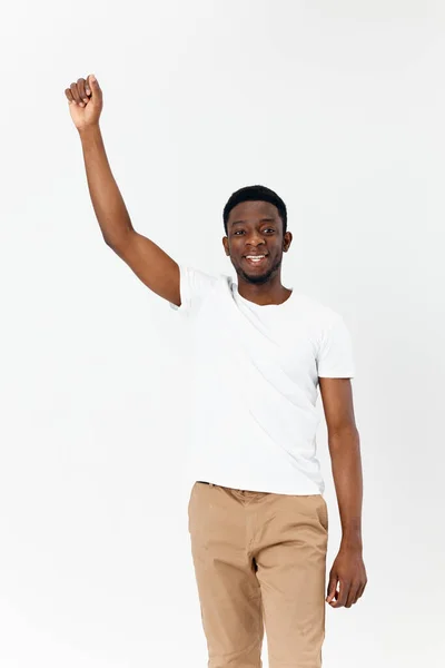 Homem africano em t-shirt branca com mãos gesticulando com as mãos — Fotografia de Stock