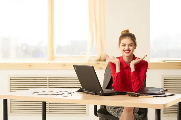 Femme d'affaires assise à la table de travail devant le secrétaire de l'ordinateur portable — Photo