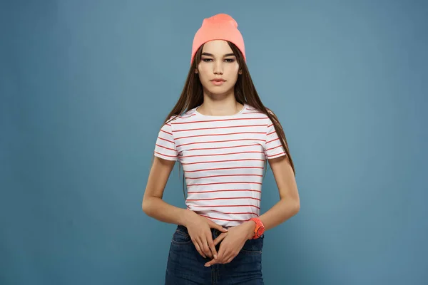 Γυναίκα σε ριγέ t-shirt φορώντας ροζ καπέλο μόδας ποζάρουν σε μοντέρνο στυλ — Φωτογραφία Αρχείου
